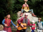 Paul van Loon zingt en speelt bij de presentatie van Weerwolf(n)achtbaan