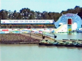 <a href="/lemma/Te_Land,_ter_Zee_en_in_de_Lucht" title="Te Land, ter Zee en in de Lucht">Te Land, ter Zee en in de Lucht</a>-decor op de <a href="/lemma/Vonderplas" title="Vonderplas">Vonderplas</a>, juni <a href="/lemma/1988" title="1988">1988</a>