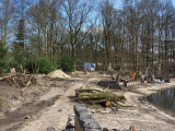 Bouw van een bruggetje nabij het <a href="/lemma/Pira%C3%B1aplein" title="Pirañaplein">Pirañaplein</a>, dat middels de <a href="/lemma/Zwembadlaan" title="Zwembadlaan">Zwembadlaan</a> in verbinding staat met <a href="/lemma/Ruigrijk" title="Ruigrijk">Ruigrijk</a>, april <span class="redlink">2009</span>