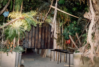 Jungle, 01-1986. Donkergebeitste deur tussen de Jungle en de Armenwijk. Later wordt de deur voorzien van overdadig decoratief deurbeslag en siernagels. Rechts in de vaargeul een zwarte constructie voor een vloerplateau dat net onder de waterspiegel steekt.