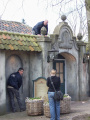 Mannen van de <a href="/lemma/Bouwdienst" class="mw-redirect" title="Bouwdienst">Bouwdienst</a> hangen borden op bij <a href="/lemma/In_den_Ouden_Marskramer" title="In den Ouden Marskramer">In den Ouden Marskramer</a>, april <a href="/lemma/2009" title="2009">2009</a>