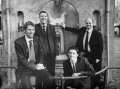 <a href="/lemma/Coen_Bertens" title="Coen Bertens">Coen Bertens</a> (r) en Daan van Baarsen (l) met andere collega&#039;s van de afdeling Financiele Zaken bij <a href="/lemma/De_Stenen_Kip" title="De Stenen Kip">De Stenen Kip</a> , <span class="redlink">2006</span>