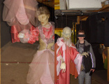 Twee van de geesten van de Geestencarrousel vanuit de catacomben van het Spookslot