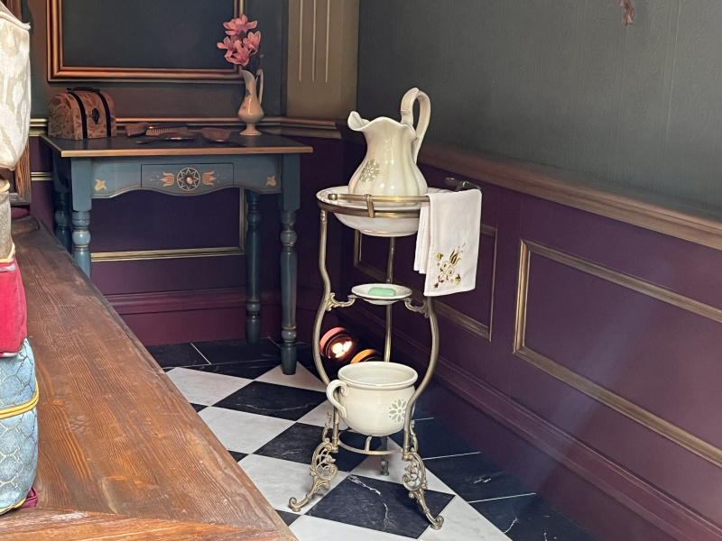 Bestand:Pode interieur lampetkan schaal.jpg