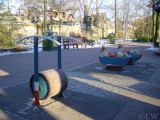 <a href="/lemma/Rolton" title="Rolton">Rolton</a> en <a href="/lemma/Hobbelpaard" title="Hobbelpaard">hobbelpaarden</a> in de <a href="/lemma/Speeltuin" title="Speeltuin">Speeltuin</a> tussen <a href="/lemma/Volk_van_Laaf" title="Volk van Laaf">Volk van Laaf</a> en <a href="/lemma/Piet_de_Smeerpoets" title="Piet de Smeerpoets">Piet de Smeerpoets</a>, januari 2002