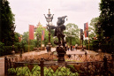 <a href="/lemma/Pardoesbeeld" title="Pardoesbeeld">Pardoesbeeld</a> op de <a href="/lemma/Pardoes_Promenade" title="Pardoes Promenade">Pardoes Promenade</a> in 2002