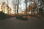 <a href="/lemma/Herautenplein" title="Herautenplein">Herautenplein</a> met <a href="/lemma/Ezeltje_Strek_Je" class="mw-redirect" title="Ezeltje Strek Je">Ezeltje Strek Je</a> maar nog zonder de Herberg en het Kasteeltje van de Stiefmoeder. december 1998