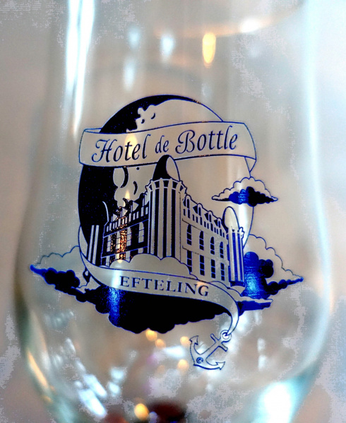 Bestand:Hotel-de-Bottle-logo-op-glas.jpeg