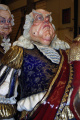 Geklede Keizer van <a href="/lemma/De_Nieuwe_Kleren_van_de_Keizer" title="De Nieuwe Kleren van de Keizer">De Nieuwe Kleren van de Keizer</a> in de hal van het <a href="/lemma/Gildehuis" title="Gildehuis">Gildehuis</a> gefotografeerd.