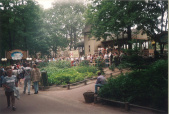 Wachtrij en stationsgebouw van de <a href="/lemma/Pegasus" title="Pegasus">Pegasus</a>, <a href="/lemma/1996" title="1996">1996</a>.