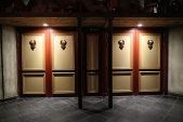 Set dubbele deuren in de <a href="/lemma/Tweede_voorshow_(Villa_Volta)" title="Tweede voorshow (Villa Volta)">tweede voorshow</a> van Villa Volta die richting de hoofdshow leiden.