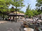 De <a href="/lemma/Fietsmolen" title="Fietsmolen">Fietsmolen</a> weer tijdelijk op het Anton Pieckplein in mei 2023 - Foto: Eftepedia