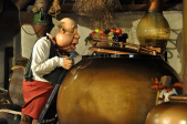 Inspectie van een vat in <a href="/lemma/Lal%27s_Brouwhuys" title="Lal&#039;s Brouwhuys">Lal&#039;s Brouwhuys</a>. Bron: Archief Eftepedia via Maxim De Donder