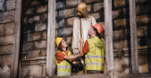 Team Erfgoedbeheer haalt voorzichtig de Tuinman van het klokkenkoord in het <a href="/lemma/Spookslot" title="Spookslot">Spookslot</a>, kort na de sluiting. Links vormgever <a href="/lemma/Patrick_van_den_Nieuwenhuizen" title="Patrick van den Nieuwenhuizen">Patrick van den Nieuwenhuizen</a> - Foto: Efteling Blog