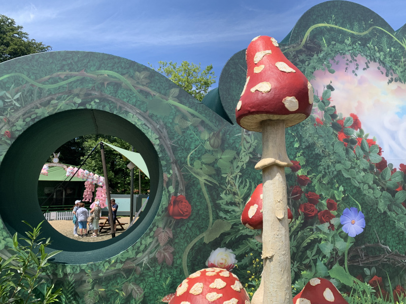 Bestand:Wonderland-paddenstoelen-doorkijk.jpg
