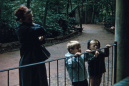 <a href="/lemma/De_Rode_Schoentjes" title="De Rode Schoentjes">De Rode Schoentjes</a> met op de achtergrond al een gesloten <a href="/lemma/In_de_Noordpool" title="In de Noordpool">In de Noordpool</a>, eind jaren zestig.