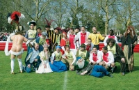 <a href="/lemma/FC_Sprookjesbos" title="FC Sprookjesbos">FC Sprookjesbos</a> en Ajax op de <a href="/lemma/Speelweide" title="Speelweide">Speelweide</a>, april 2004