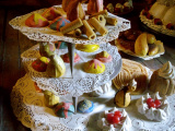 Foto van verschillende gebakjes in het <a href="/lemma/Lariekoekhuys" title="Lariekoekhuys">Lariekoekhuys</a>. Bron: Archief Eftepedia via Maxim De Donder