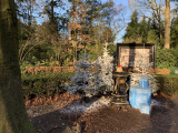 Potkachel tegenover ingang Diorama in december 2019 - Foto: Eftepedia