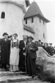 Bejaarden poseren op het kasteel van <a href="/lemma/Doornroosje" title="Doornroosje">Doornroosje</a> op 30 juli 1952 - Foto: Daan Scholte, Oss - Stadsarchief Oss