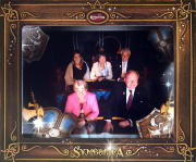 Actiefoto van <a href="/lemma/Symbolica" title="Symbolica">Symbolica</a> met <a href="/lemma/Bart_de_Boer" title="Bart de Boer">Bart de Boer</a> met partner voorin, achter hem <a href="/lemma/Clemens_de_Bont" title="Clemens de Bont">Clemens de Bont</a> en partner, links <a href="/lemma/Nicole_Scheffers" title="Nicole Scheffers">Nicole Scheffers</a>, 29 juni <a href="/lemma/2017" title="2017">2017</a>