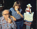 Promotioneel artikel over Pierre van Ostade (het gezicht van Eftelings &#039;souvenir-partner&#039; CNR) en zijn kleindochter in de Efteling, <a href="/lemma/1979" title="1979">1979</a>