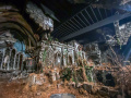 Achter de schermen <a href="/lemma/Spookslot" title="Spookslot">Spookslot</a> in <a href="/lemma/2022" title="2022">2022</a>. Hoofdshow met werkverlichting aan. Foto vanuit het decor van de hoofdshow richting de achterwand, ongeveer vanaf het graf van <a href="/lemma/Esmeralda_(Spookslot)" title="Esmeralda (Spookslot)">Esmeralda</a>.