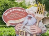 Reclamebord voor het <span class="redlink">Sprookjesboom Buffet</span> op het <a href="/lemma/Dwarrelplein" title="Dwarrelplein">Dwarrelplein</a> bij de aanloop richting het <a href="/lemma/Efteling_Theater" title="Efteling Theater">Efteling Theater</a>. 