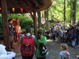 Sprookjessprokkelaarprieel met Sprookjessprokkelaar en publiek (juli 2016)