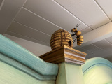 Bij op korf in interieur <a href="/lemma/De_Soete_Inval" title="De Soete Inval">De Soete Inval</a> in 2024 - Foto: Eftepedia
