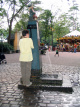 De <a href="/lemma/Waterpomp" title="Waterpomp">Waterpomp</a> op het <a href="/lemma/Anton_Pieckplein" title="Anton Pieckplein">Anton Pieckplein</a> in gebruik.