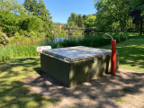 Bronput van <a href="/lemma/WKO" title="WKO">WKO</a> Anderrijk aan de oever van de <a href="/lemma/Karpervijver" title="Karpervijver">Karpervijver</a> in juni 2023 - Foto: Eftepedia