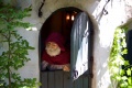De deurkabouter in het <a href="/lemma/Kabouterdorp" title="Kabouterdorp">Kabouterdorp</a> in de zomer. 