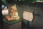 <a href="/lemma/Baby_Gijs" class="mw-redirect" title="Baby Gijs">Baby Gijs</a> achter het <a href="/lemma/Lavenlaar" class="mw-redirect" title="Lavenlaar">Lavenlaar</a>, 1996.