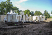 Foto van <a href="/lemma/De_Nieuwe_Kleren_van_de_Keizer" title="De Nieuwe Kleren van de Keizer">De Nieuwe Kleren van de Keizer</a> in aanbouw. In het midden, links, <a href="/lemma/Henk_Schellekens" title="Henk Schellekens">Henk Schellekens</a> en daarnaast <a href="/lemma/Jacco_Ophorst" title="Jacco Ophorst">Jacco Ophorst</a>