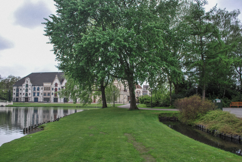 Bestand:Dwarrelplein-theater-groenstrook-april2010.jpg