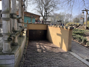 Hellingbaan en deurtjes naar containerruimte onder <a href="/lemma/Inca_Gijs" title="Inca Gijs">Inca Gijs</a>, maart 2026