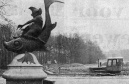 <a href="/lemma/Visje_Gijs" title="Visje Gijs">Visje Gijs</a> met op de achtergrond de gedempte <a href="/lemma/Roeivijver" title="Roeivijver">Roeivijver</a> voor de aanleg van de <a href="/lemma/Pira%C3%B1a" title="Piraña">Piraña</a>, voorjaar <a href="/lemma/1982" title="1982">1982</a>