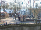 <a href="/lemma/Anton_Pieckplein" title="Anton Pieckplein">Anton Pieckplein</a> met voorin de <a href="/lemma/Grote_Zweefmolen" title="Grote Zweefmolen">Grote Zweefmolen</a> in december <a href="/lemma/2008" title="2008">2008</a>
