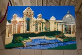 <a href="/lemma/De_Nieuwe_Kleren_van_de_Keizer" title="De Nieuwe Kleren van de Keizer">De Nieuwe Kleren van de Keizer</a>, uitgebeeld in Lego tijdens de <a href="/lemma/Legotentoonstelling" class="mw-redirect" title="Legotentoonstelling">Legotentoonstelling</a> van <span class="redlink">2012</span>. (Foto: Jos)
