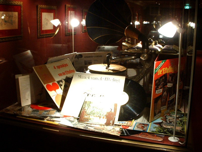 Bestand:Museum vitrine2003.jpg