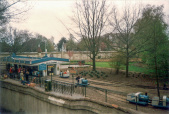<a href="/lemma/Kinderspoor" title="Kinderspoor">Kinderspoor</a> gezien vanaf het <a href="/lemma/Lachhuys" title="Lachhuys">Lachhuys</a>, april <a href="/lemma/1997" title="1997">1997</a>.