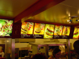 Hamburgerdisplays boven de counter van de Likkebaerd in 2002 - Foto: collectie WWCW
