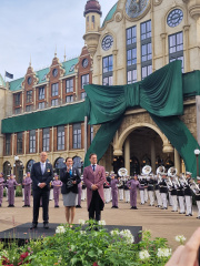 Opening van het <a href="/lemma/Efteling_Grand_Hotel" title="Efteling Grand Hotel">Efteling Grand Hotel</a>, met wereldrecordpoging grootste strik. Op het podium <a href="/lemma/Fons_Jurgens" title="Fons Jurgens">Fons Jurgens</a> en het jurylid van <a href="/lemma/Guinness_Book_of_Records" title="Guinness Book of Records">Guinness World Records</a>.