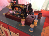 Naaimachine in <a href="/lemma/Spiegeltje,_spiegeltje..." title="Spiegeltje, spiegeltje...">Spiegeltje, spiegeltje...</a>