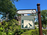 <a href="/lemma/Toilet" title="Toilet">Toilet</a>-wegwijzer naar <a href="/lemma/Kleine_Boodschap_(gebouw)" title="Kleine Boodschap (gebouw)">Kleine Boodschap (gebouw)</a> met daarop een figuur met hoge hoed en hoge nood, die langs <a href="/lemma/Kleine_Boodschap" title="Kleine Boodschap">Kleine Boodschap</a> (kabouter) snelt