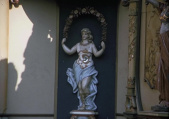 Vrouwenfiguur met krans op de gevel van de <a href="/lemma/Stoomcarrousel" title="Stoomcarrousel">Stoomcarrousel</a> in <a href="/lemma/1971" title="1971">1971</a>