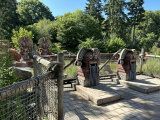 Afgodsbeelden langs de wandelroute op het eiland van de <a href="/lemma/Pira%C3%B1a" title="Piraña">Piraña</a>, zomer 2024