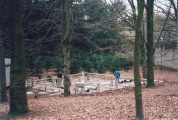 Proef-bungalow voor de ontwikkeling van <a href="/lemma/Droomrijk" title="Droomrijk">Droomrijk</a>, achter het <a href="/lemma/Spookslot" title="Spookslot">Spookslot</a> in <span class="redlink">1995</span>