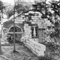 Huisje van <a href="/lemma/De_Wolf_en_de_Zeven_Geitjes" title="De Wolf en de Zeven Geitjes">De Wolf en de Zeven Geitjes</a> in aanbouw, <a href="/lemma/1972" title="1972">1972</a>